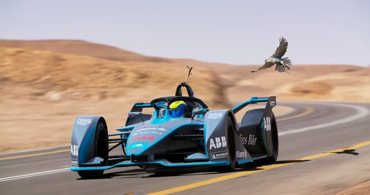 Formula E: la monoposto elettrica di Felipe Massa sfida un falco pellegrino | Video