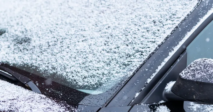 Una soluzione innovativa per rimuovere ghiaccio e neve dal parabrezza dell’auto