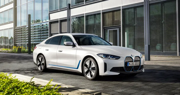 La domanda per l'elettrica i4 è molto alta. BMW aumenterà la produzione
