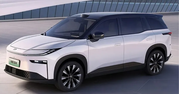 Toyota bZ3X debutta in Cina ed è subito un successo: 10 mila ordini in 60 minuti