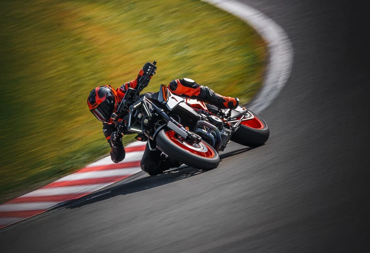 KTM 990 DUKE R 2026, 130 CV per la super naked: ecco quanto costa