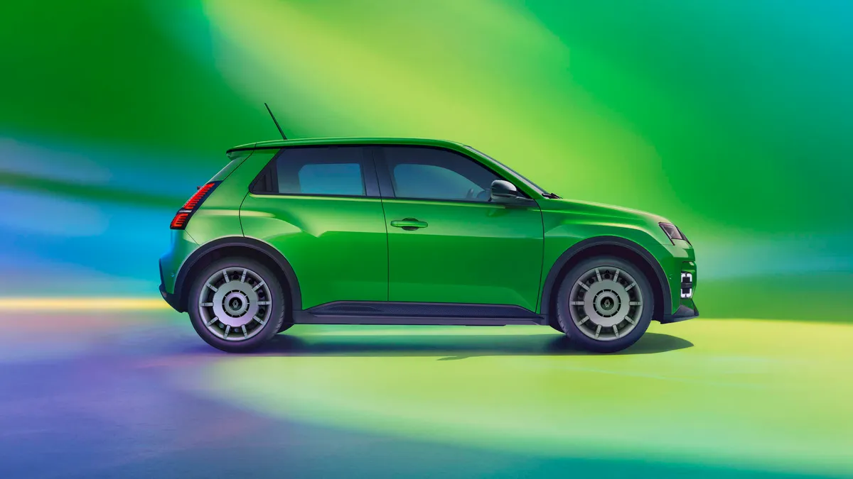 Renault 5, adesso è ancora più accessibile: ecco "Five" da 24.900 euro