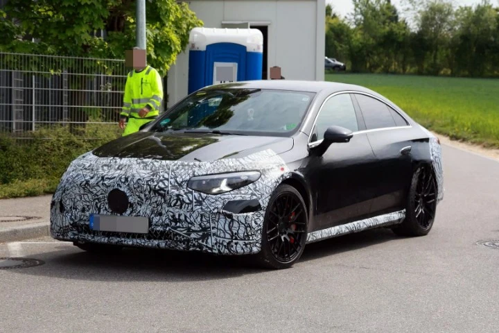 Mercedes CLA AMG: nuove foto spia per la sportiva elettrica
