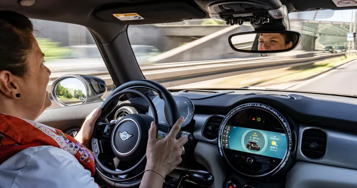 MINI mostra una Cooper SE adattata per essere accessibile ai disabili