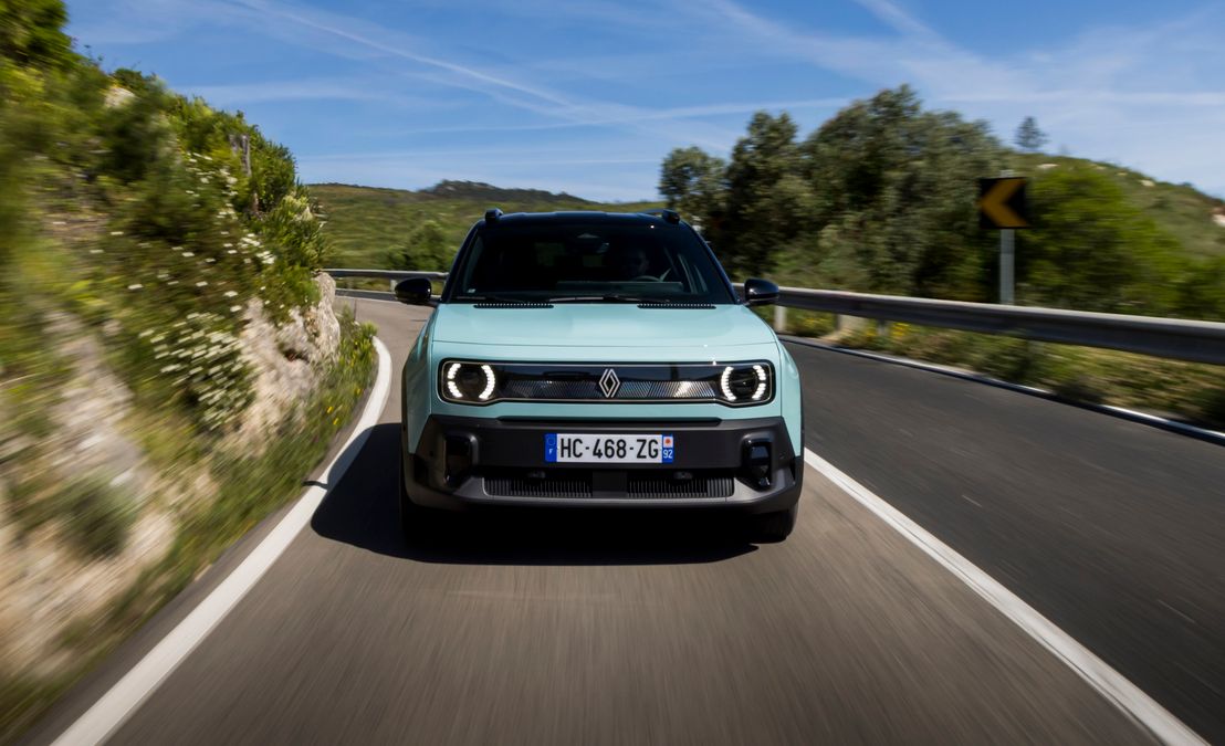 Nuova Renault 4 elettrica, comfort e sicurezza: guida one pedal e sistema Extended Grip
