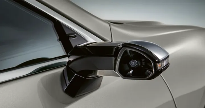 Lexus ES Hybrid: arrivano in Italia gli specchietti retrovisori digitali