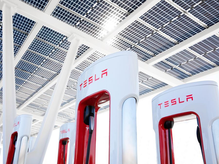 Tesla apre ai pagamenti con charging card in Europa per i Supercharger