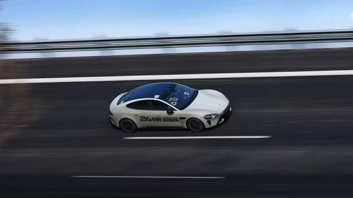 Xiaomi SU7, ancora un nuovo record: percorsi 4.264 km in 24 ore. Battuta la Xpeng P7