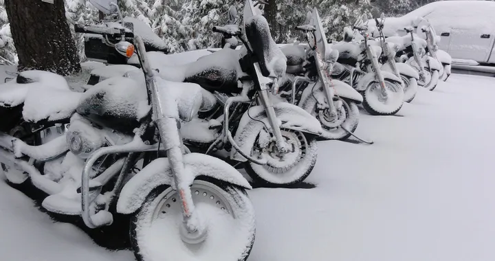Inverno e moto: gli accessori per rimessaggio e manutenzione su eBay