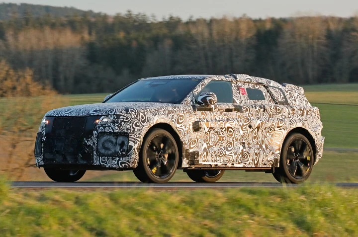 La nuova Range Rover Velar sarà elettrica e dall'aspetto rivoluzionato