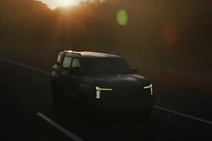 Mitsubishi, torna un mito del passato: pubblicato il teaser della nuova Pajero