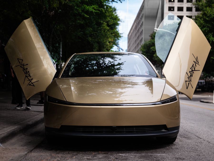 Tesla presenta il Cybercab, il robotaxi autonomo in prova ad Austin, previsto per la fine di agosto