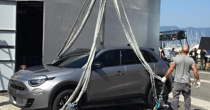 Fiat 600, il B-SUV elettrico protagonista di uno spot in Liguria. Immagini