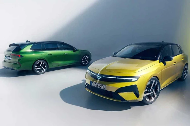 Squali nascosti nella Opel Astra: trovarli a bordo diventa una caccia al tesoro