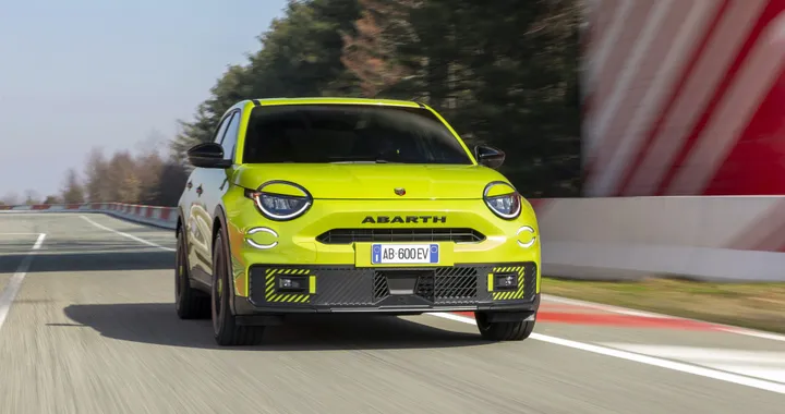 Abarth 600e: solo 318 unità vendute nel 2025, un flop. Ritorno ai motori a benzina?