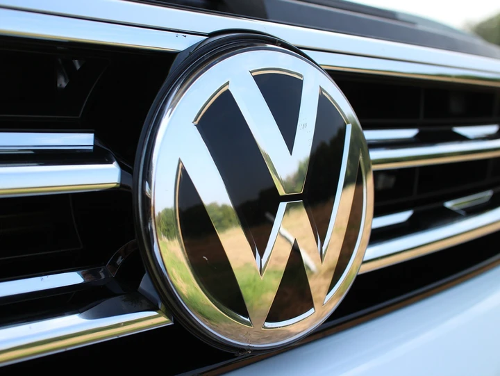 Dazi sulle elettriche cinesi: l’UE valuta una deroga per Volkswagen