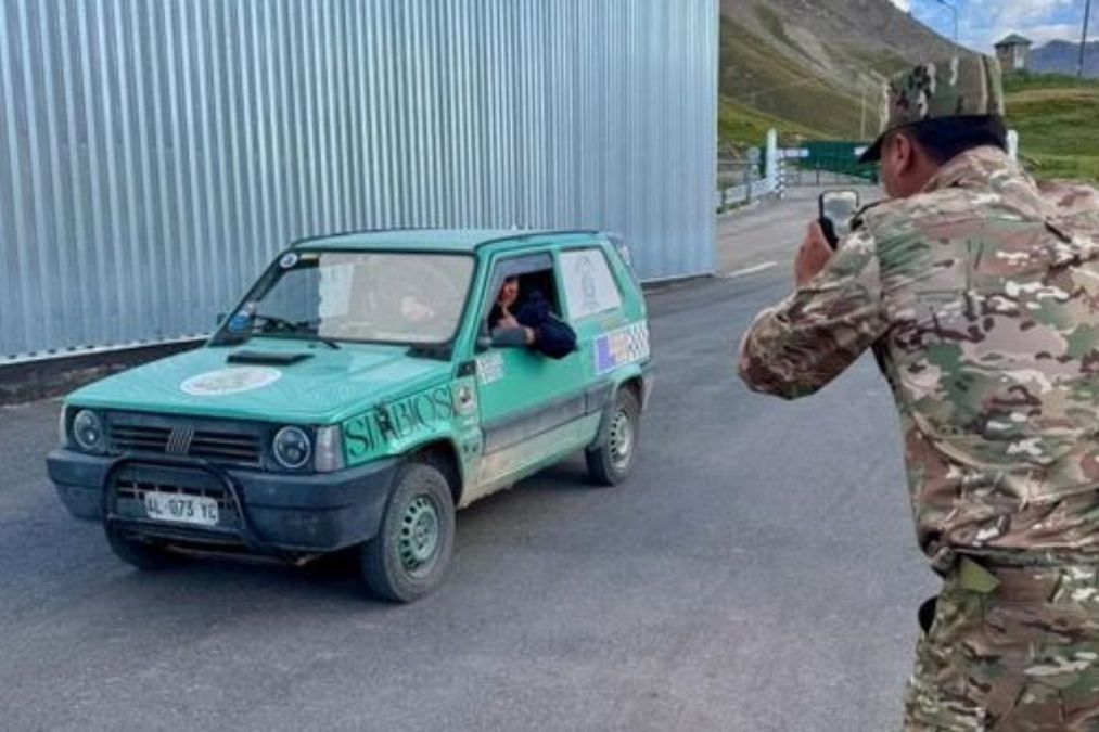 Due amici in Panda del 1997 partono da Milano per il Mongol Rally, attraversando due continenti e affrontando sfide tecniche e fisiche
