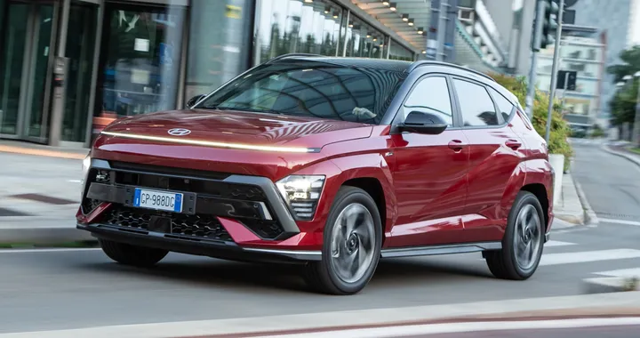 Hyundai Kona 2025, la gamma si rinnova: allestimenti e prezzi