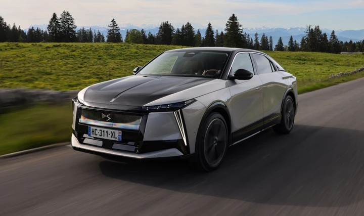 DS mette alla prova la sua fastback elettrica N°8 in autostrada. Quanta strada percorre?