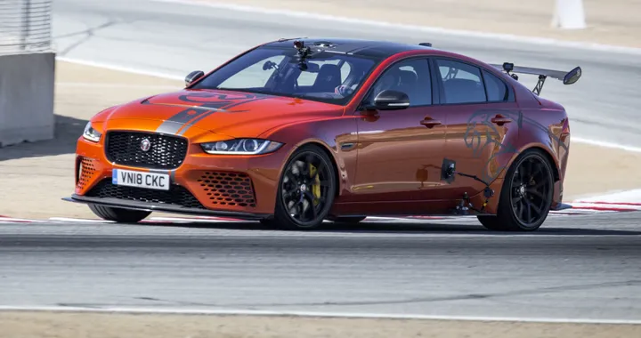 Jaguar XE SV Project 8: nuovo record a Laguna Seca per la berlina sportiva