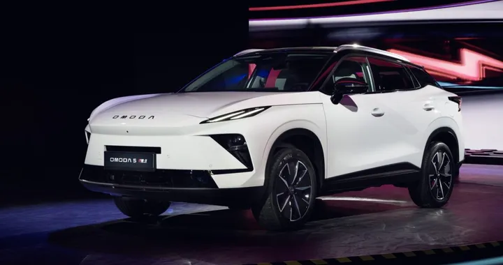 OMODA 4 e OMODA 5 NEXT, doppia novità a Parigi: tecnologia, IA e motori ibridi