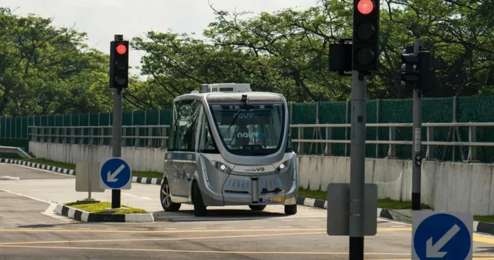 Incidente a guida autonoma a Vienna: test sospesi per i bus Navya
