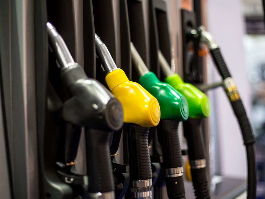 Caro carburanti, il ministro Urso convoca le compagnie: i prezzi devono scendere subito