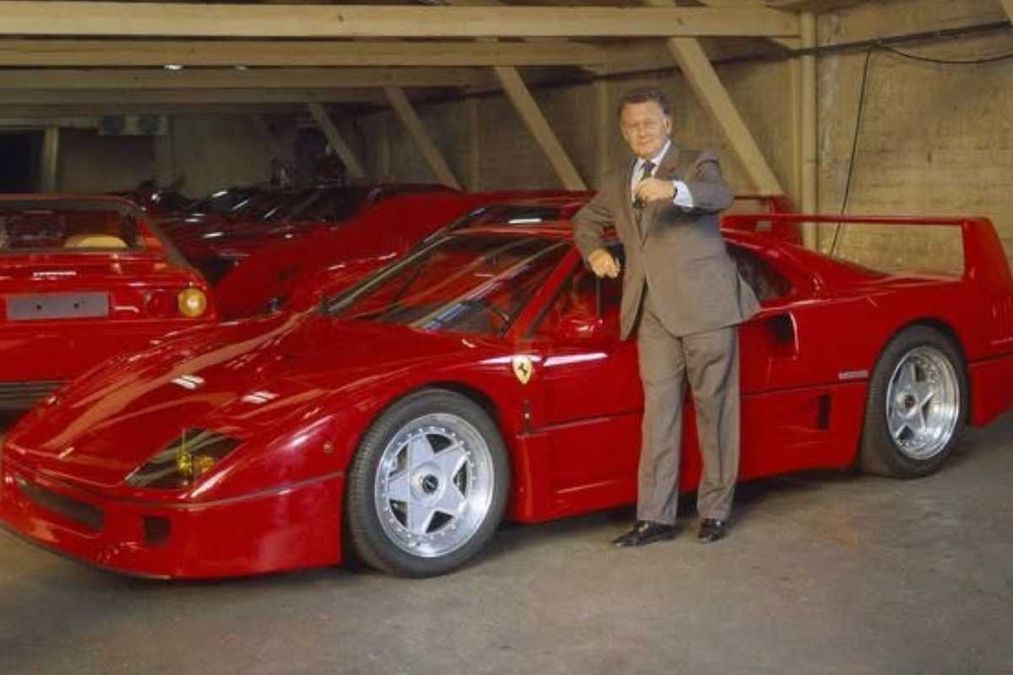 Un uomo con una collezione di 200 supercar, tra cui una Ferrari F40, lascia un'eredità di passioni e automobili di lusso