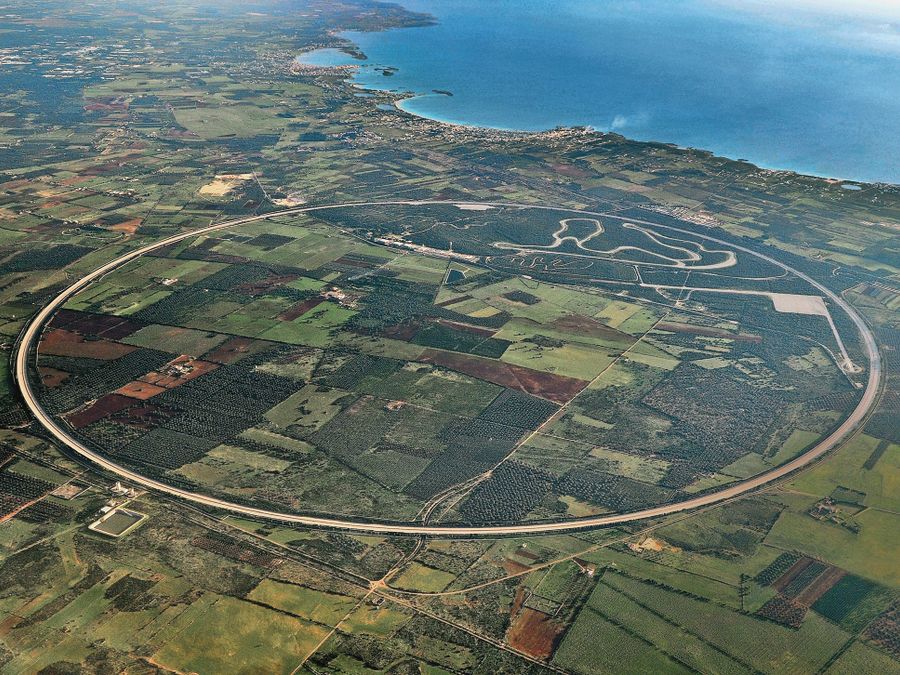 50 anni del centro Porsche di Nardò, simbolo di innovazione per le auto (e per la Puglia)
