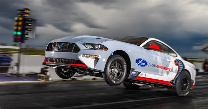 Ford Mustang Cobra Jet 1400: il dragster elettrico è così potente che impenna