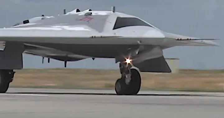 La Russia ha un super drone: ecco in volo &quot;Hunter B&quot;