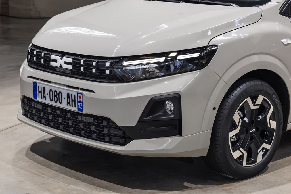 Auto più vendute in Europa: Renault Clio regina di novembre, Sandero vola verso il primato 2025