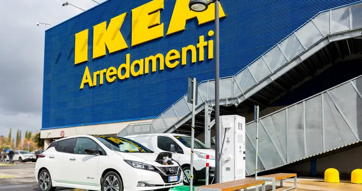 Nissan elettrifica IKEA: a Roma la seconda colonnina di ricarica rapida