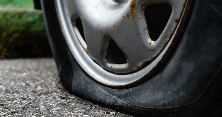 Gomme a terra? Riparti subito con la minipompa elettrica Bosch in offerta su Amazon