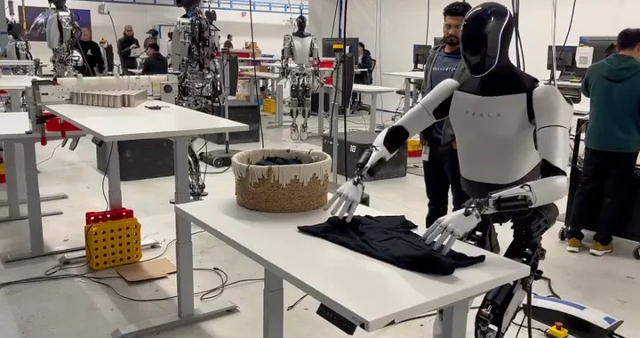 Tesla Optimus, un video mostra i progressi del robot. Adesso piega le magliette