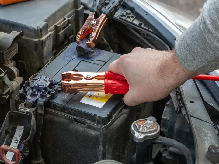 Batteria scarica? Con questi cavi riparti in pochi secondi (e senza chiamare il carroattrezzi)