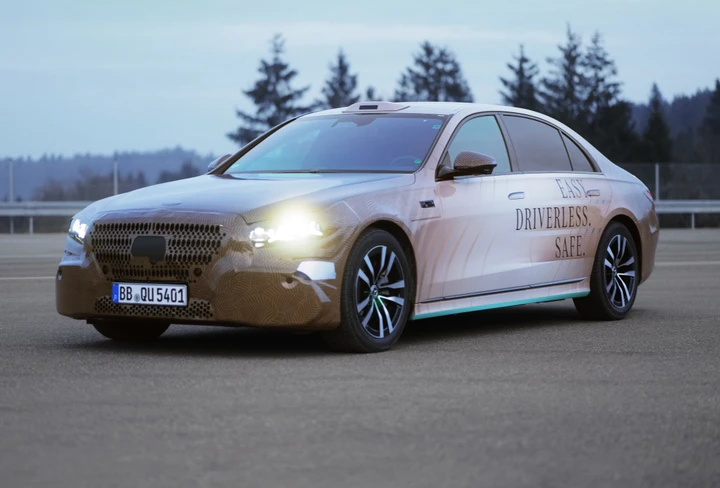 La nuova Mercedes Classe S si trasforma e diventa un robotaxi di lusso