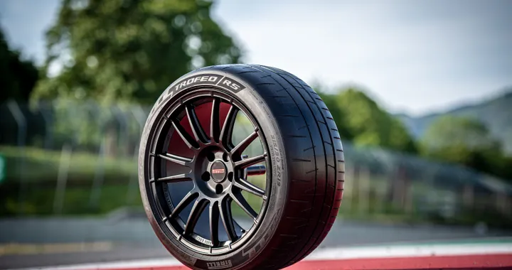 Pirelli P Zero Trofeo RS, nasce il nuovo pneumatico per le supercar
