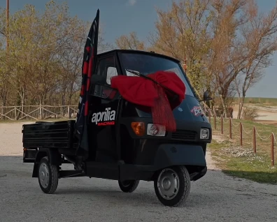 Dalla 'battuta' alla realtà: Aprilia regala un'Ape a Bezzecchi dopo la vittoria in Thailandia