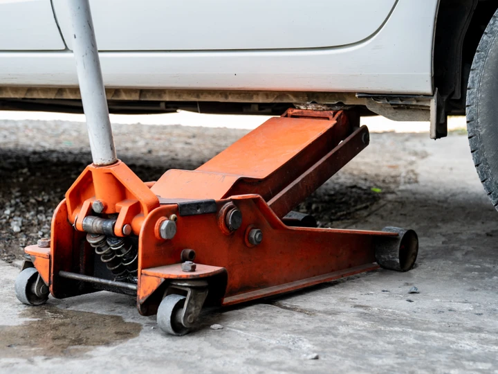 Per la manutenzione in garage, il cric idraulico HYCHIKA in offerta