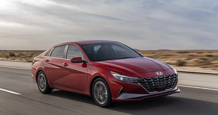 Nuova Hyundai Elantra: tanta tecnologia e un motore ibrido | Immagini