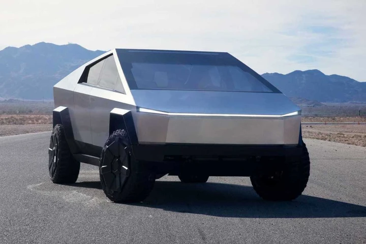 Compra un Tesla Cybertruck per 100.000 dollari: dopo 24 ore lo riporta indietro