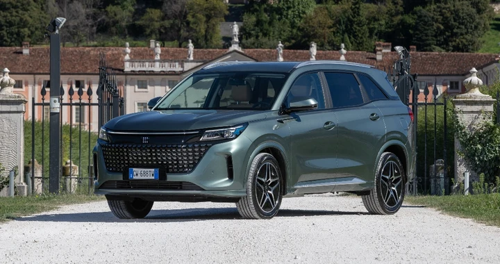 DFSK E5 ibrida Plug-in, adesso è più accessibile: due allestimenti e si parte da 32.988 euro