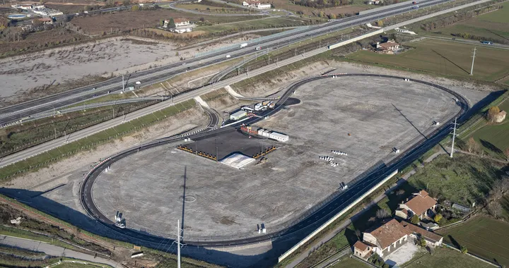 Ricarica auto ad induzione, accordo per la sperimentazione in ambito aeroportuale