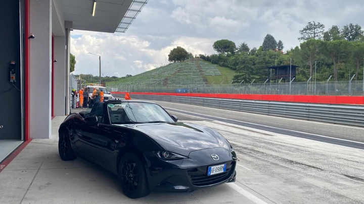 Nuova Mazda MX-5 2027: tra i cordoli di Imola la magia si rinnova