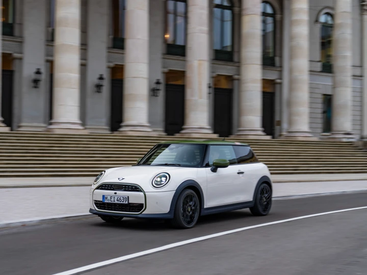 MINI Cooper SE Paul Smith Edition, una serie speciale che celebra la creatività inglese