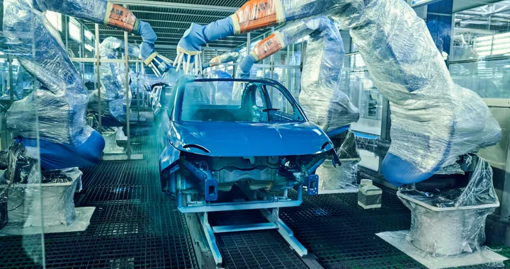 Auto, a settembre la produzione auto si è dimezzata: l'allarme di ANFIA