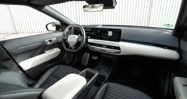 KIA EV4, interni e bagagliaio della nuova compatta elettrica