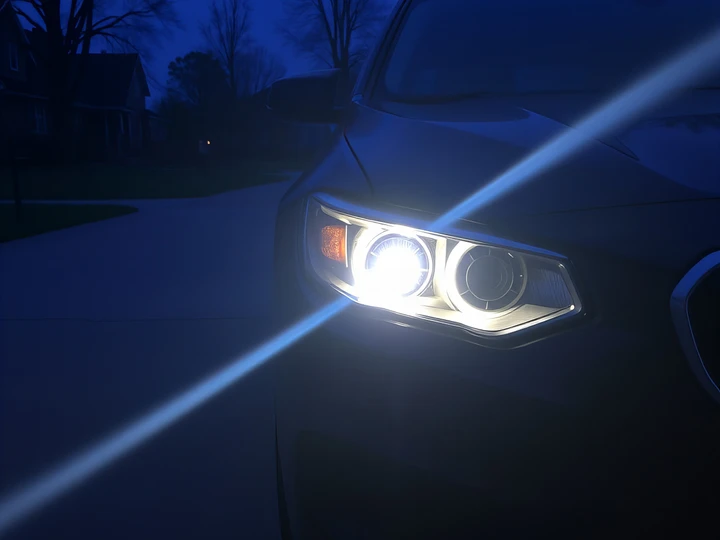 Luci auto, per il 60% degli automobilisti i fari sono troppo accecanti