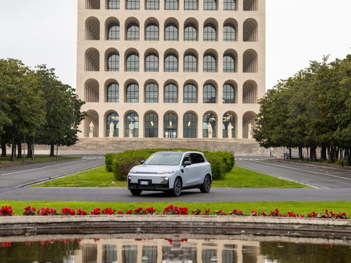 Leapmotor presenta la B10 REEV Hybrid con una nuova offerta